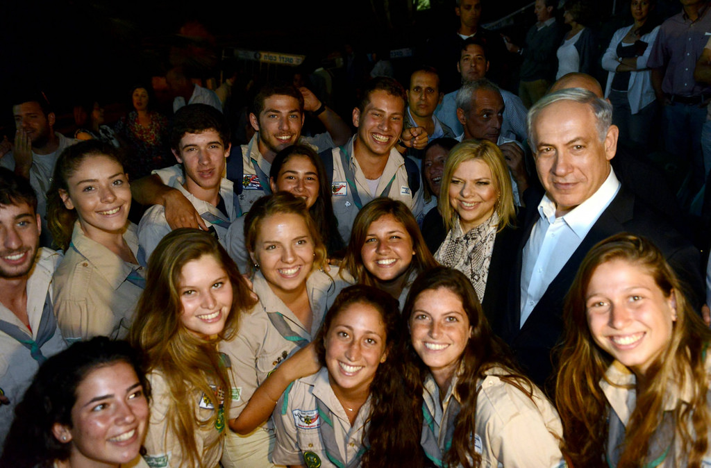 14329620672_343c5431c3Netanyahu med kvinner soldater_b