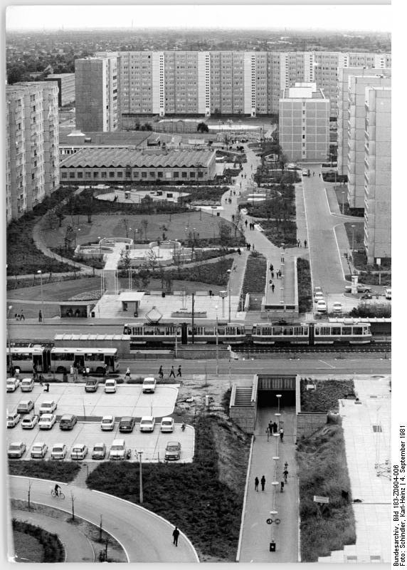 Berlin, Marzahn, Wohnblocks, Grünanlage