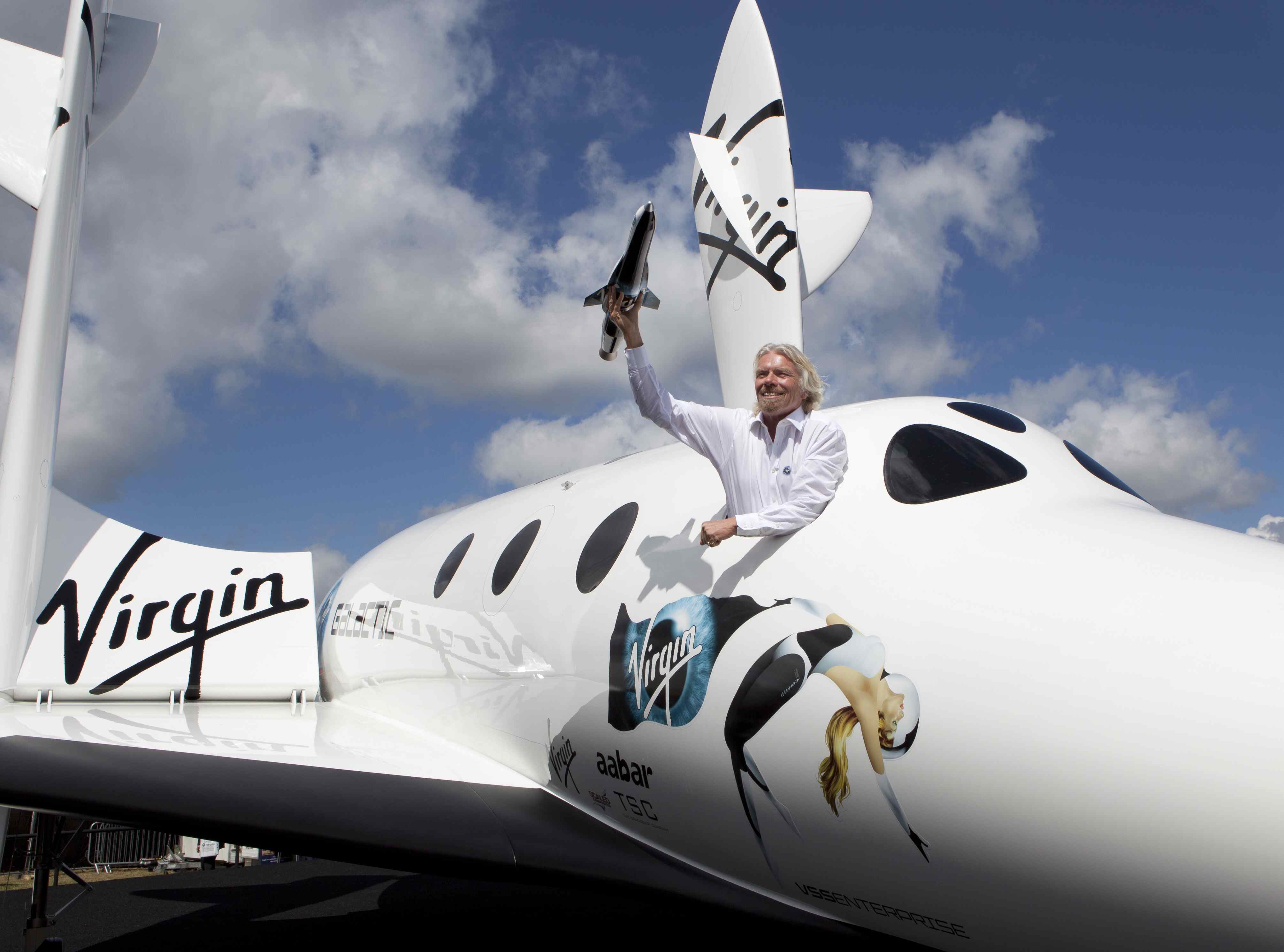 Foto 1 44sir-richard-branson-leaning-out-of-spaceshiptwo-holding-the-model-of-launcherone