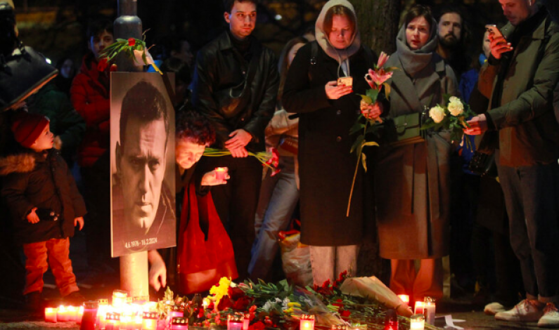 Arresterer folk som vil minnes Navalnyj